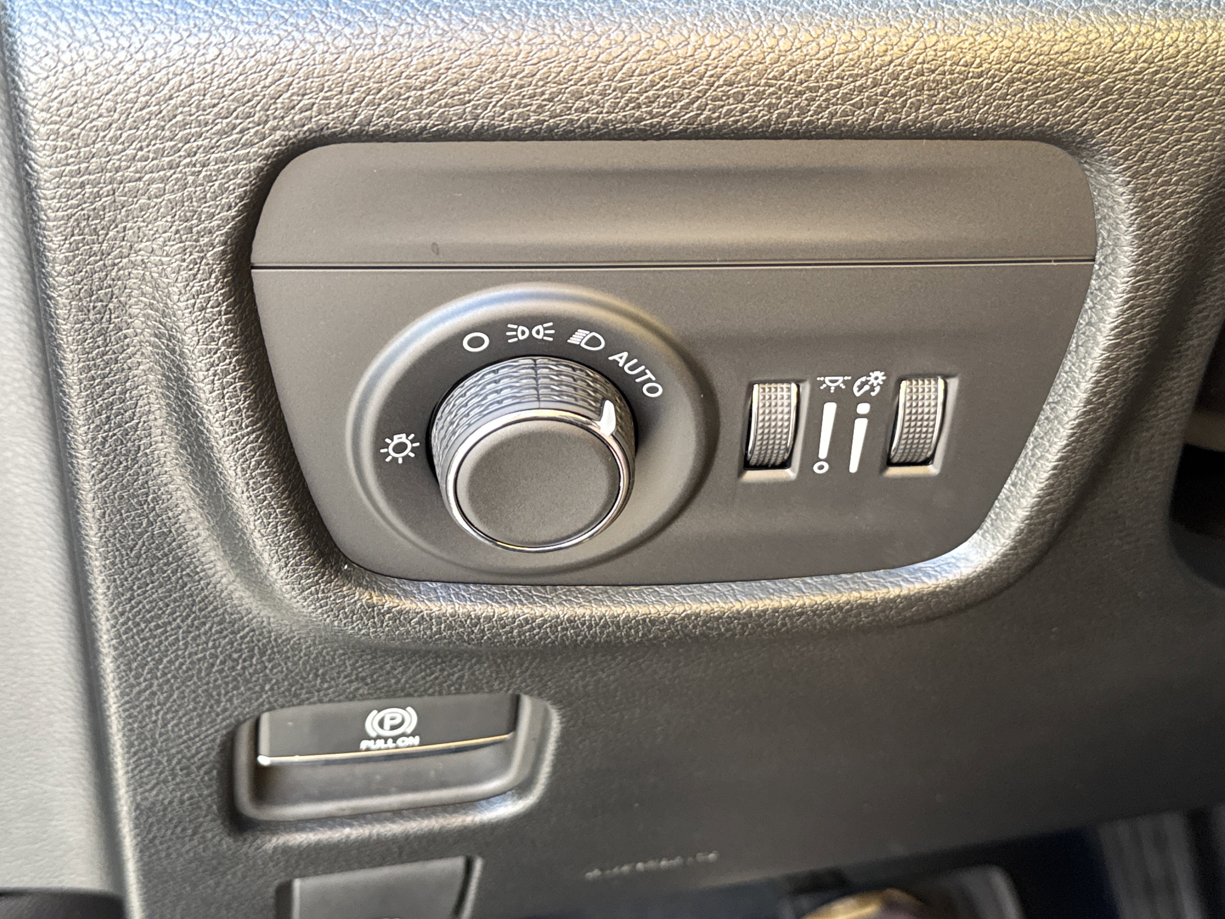 Used 2025 Jeep Grand Cherokee Laredo w/ Luxury Tech Group I image 38