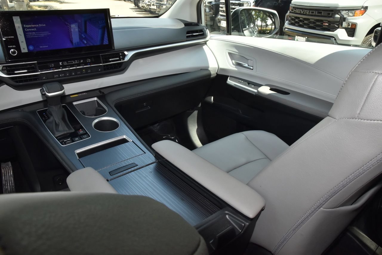 Used 2025 Toyota Sienna XLE FWD image 18