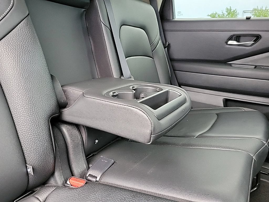 Used 2025 Nissan Pathfinder SL AWD/4WD image 16