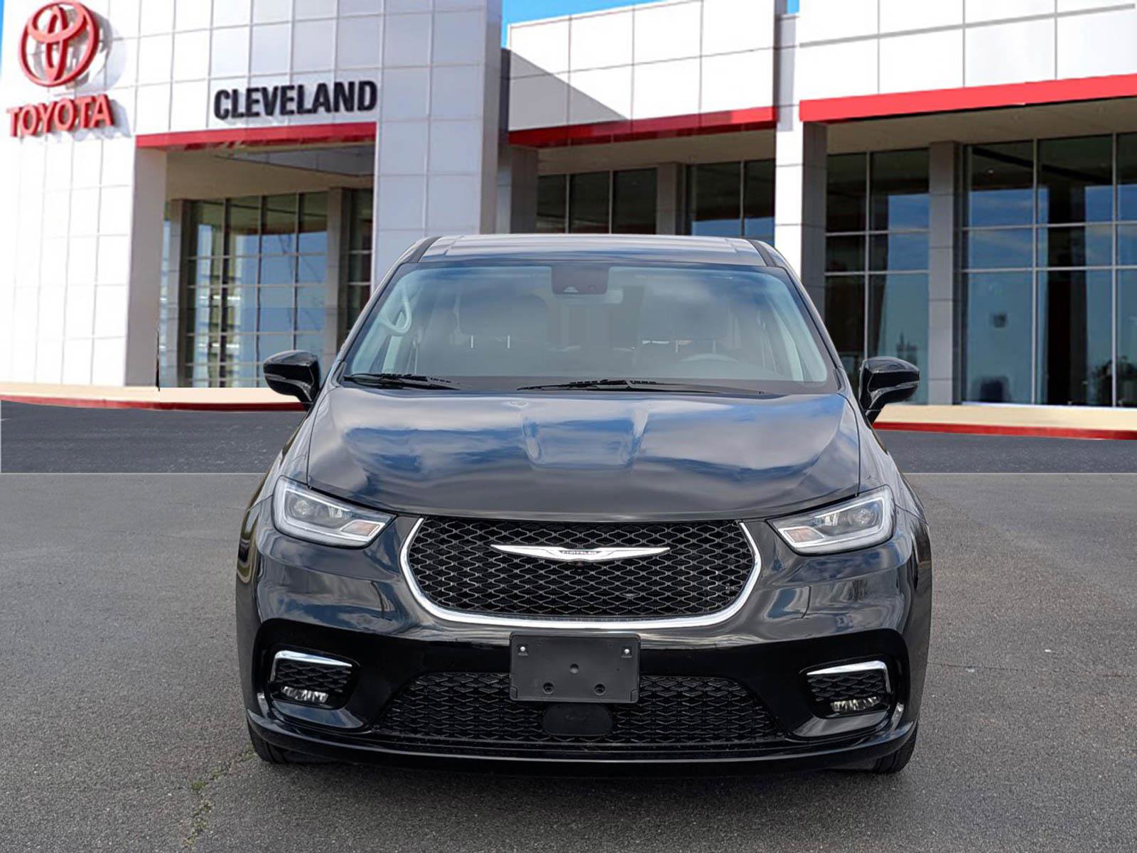 Used 2024 Chrysler Pacifica Touring-L image 3