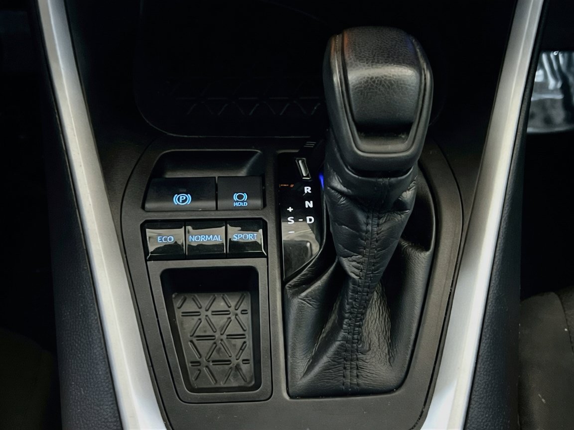 Used 2021 Toyota RAV4 XLE w/ Carpet Mat Package (TMS) FWD image 12