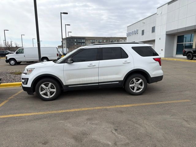 Used 2017 Ford Explorer XLT w/ Equipment Group 202A AWD/4WD image 7