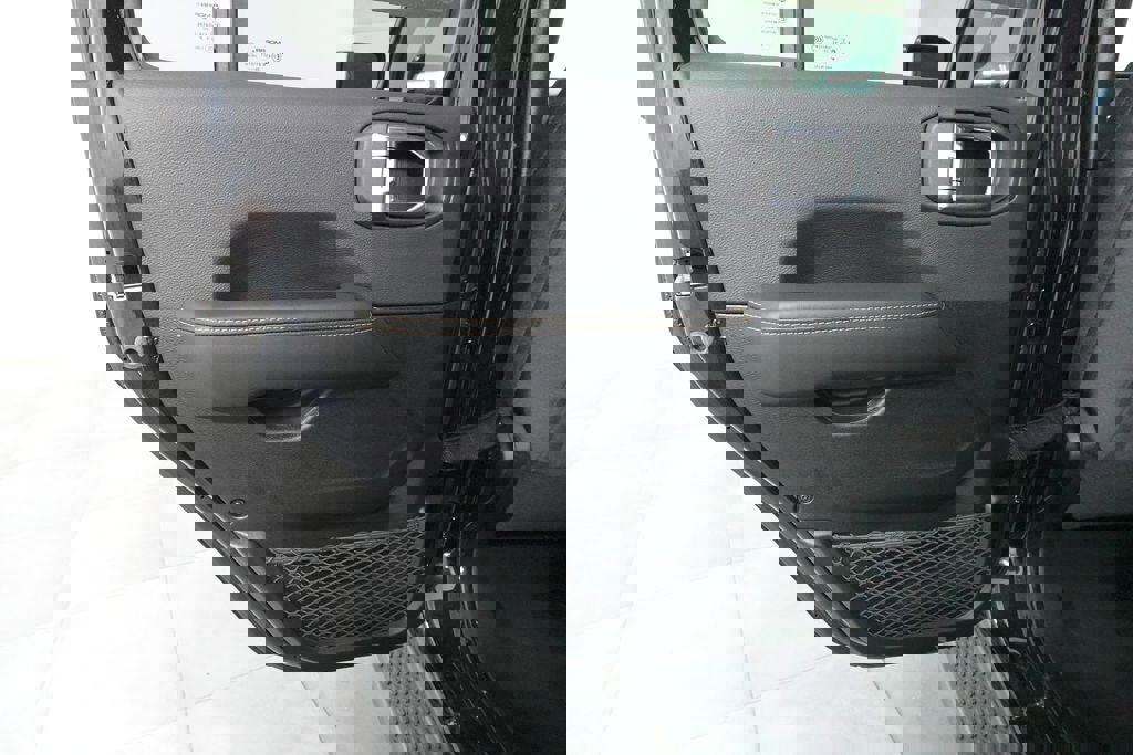 Used 2025 Jeep Wrangler Unlimited Sahara image 24