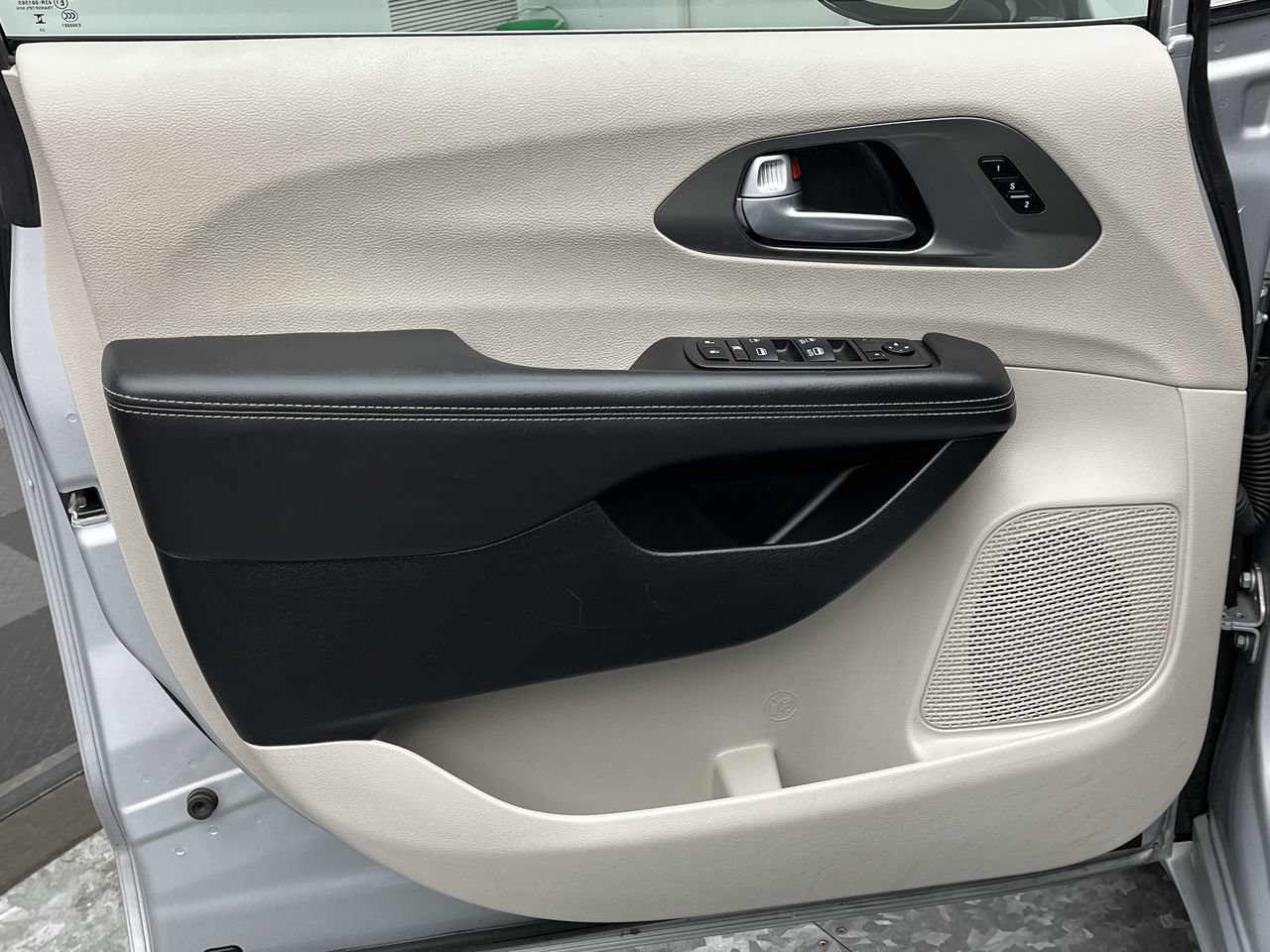 Used 2024 Chrysler Pacifica Touring-L FWD image 6