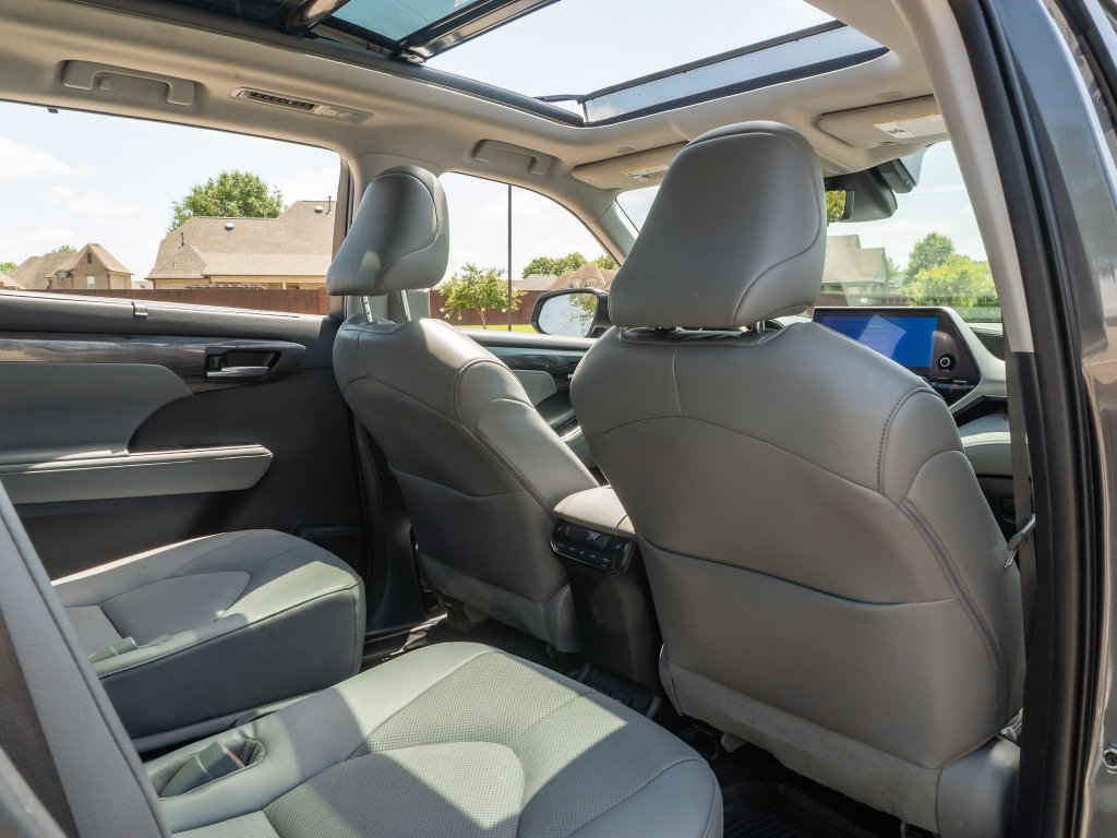 Used 2023 Toyota Highlander Platinum AWD/4WD image 18