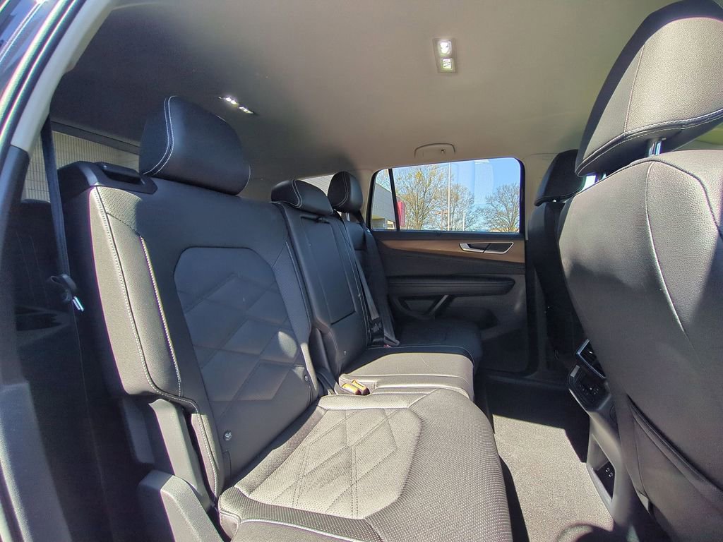Used 2025 Volkswagen Atlas SE image 30