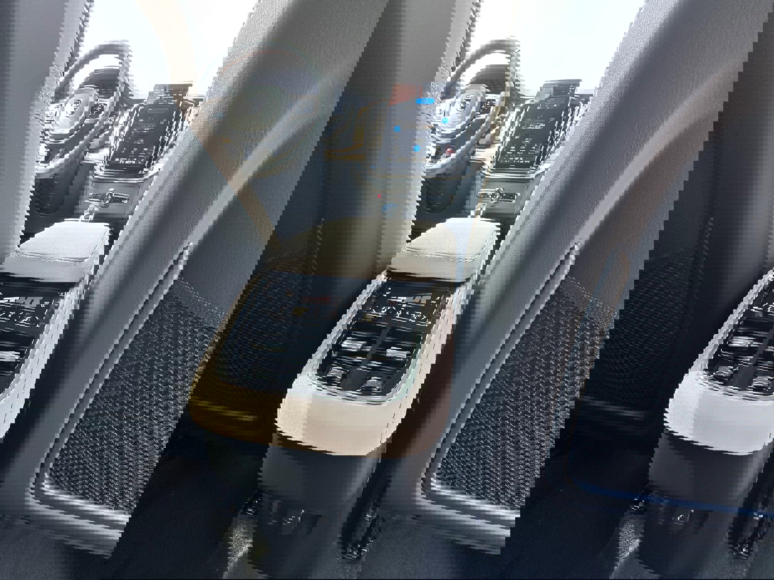 New 2026 Volvo XC90 B6 Core image 12