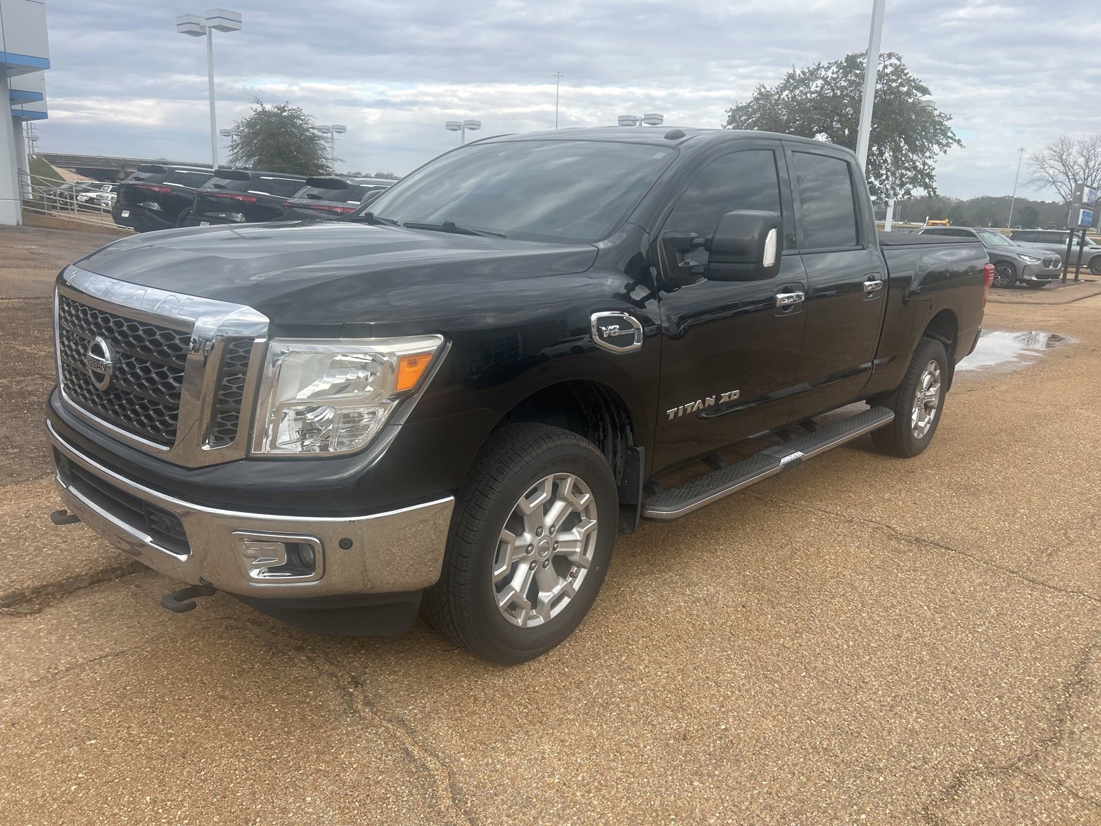 Used 2017 Nissan Titan SV image 3