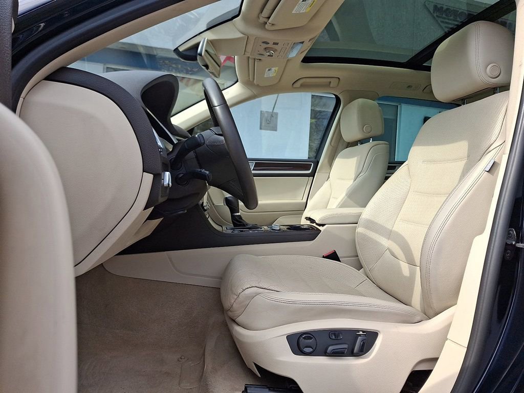 Used 2016 Volkswagen Touareg Sport image 13