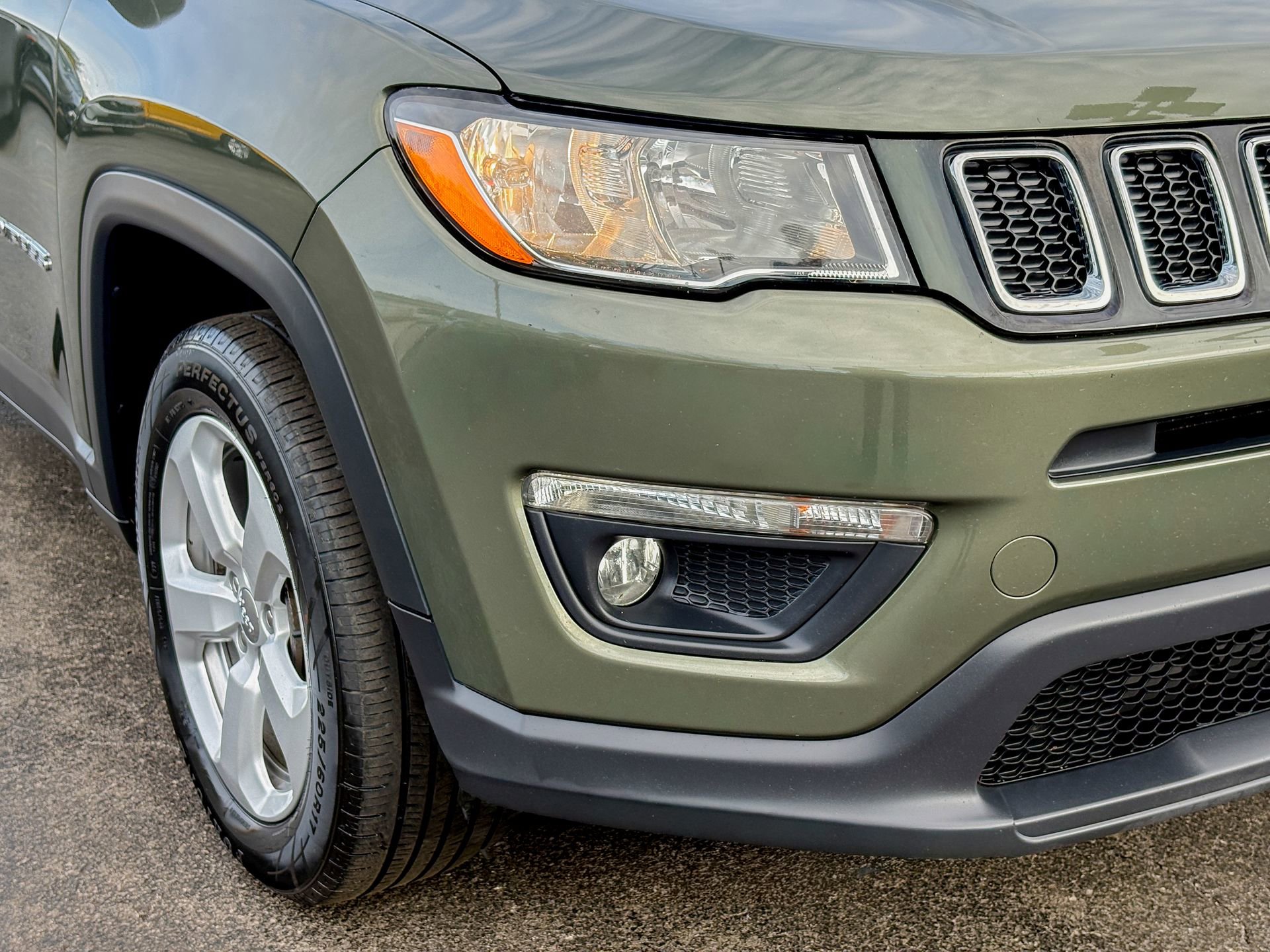 Used 2018 Jeep Compass Latitude w/ Popular Equipment Group FWD image 3