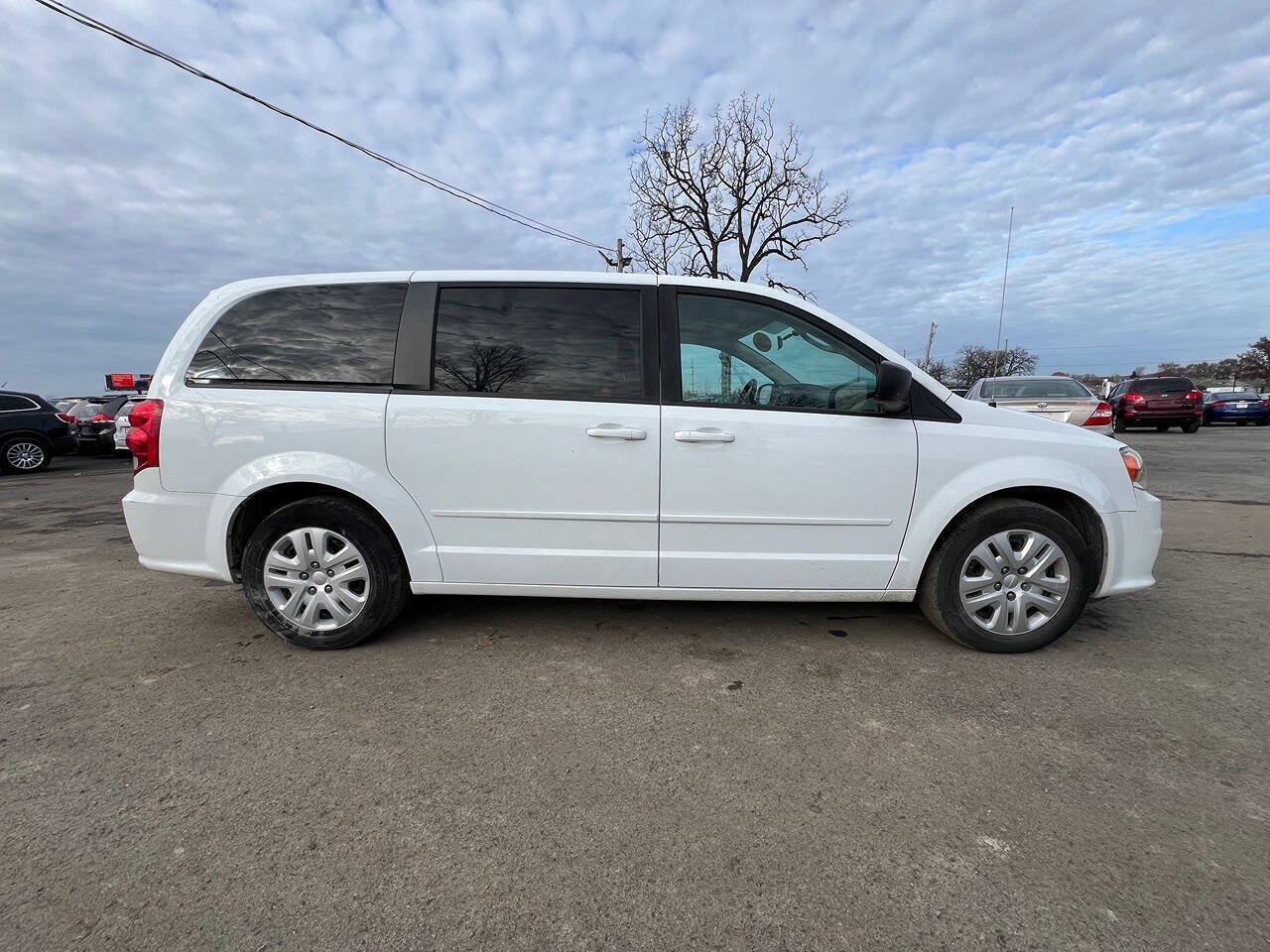 Used 2017 Dodge Grand Caravan SE FWD image 5