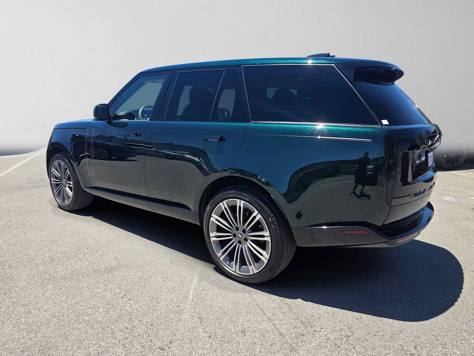 Used 2025 Land Rover Range Rover SE AWD/4WD image 3