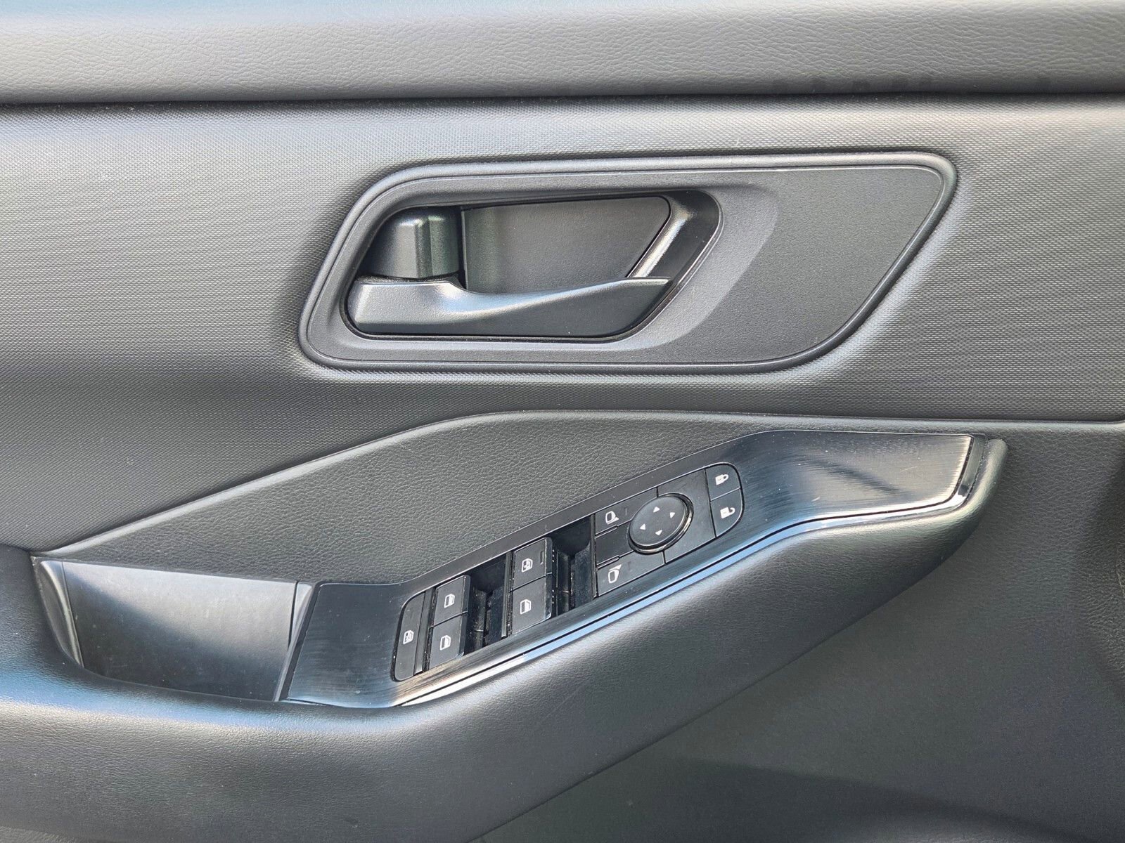 Used 2024 Nissan Rogue S image 29