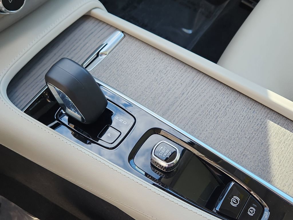 New 2025 Volvo XC90 B6 Core w/ Protection Package Premier image 17