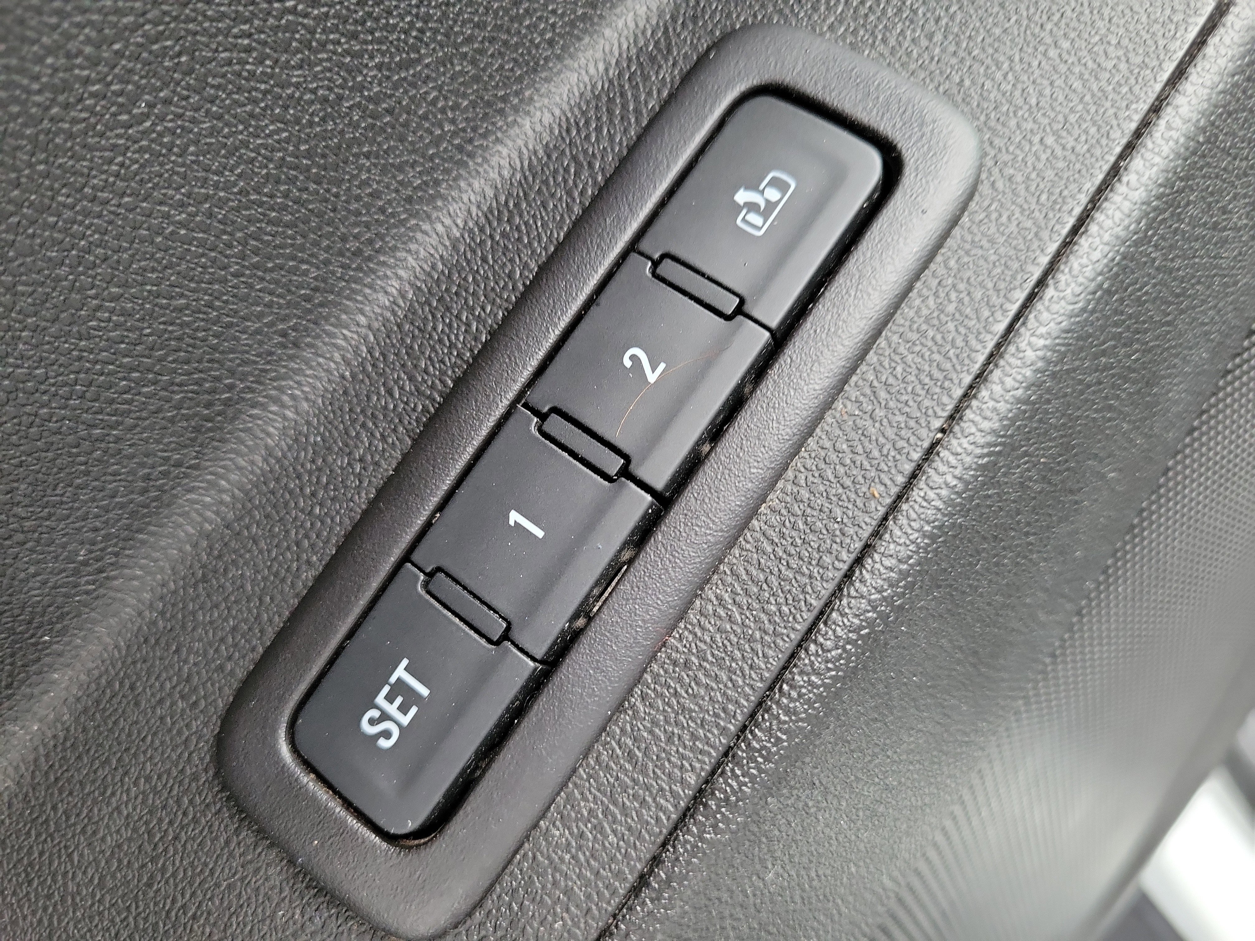 Used 2020 Chevrolet Equinox LT w/ Sport Edition image 18