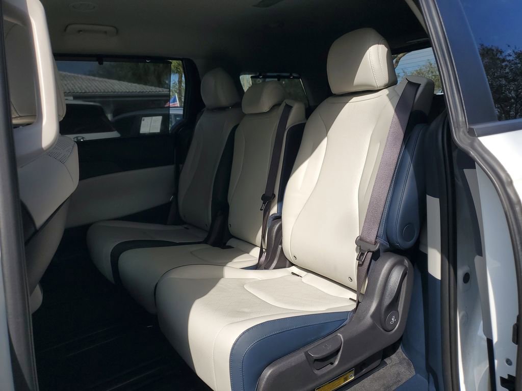 Used 2025 Kia Carnival EX image 8