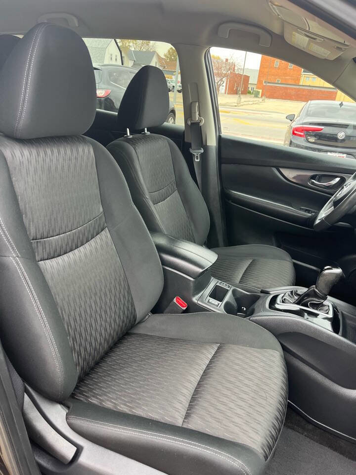 Used 2017 Nissan Rogue SV image 38