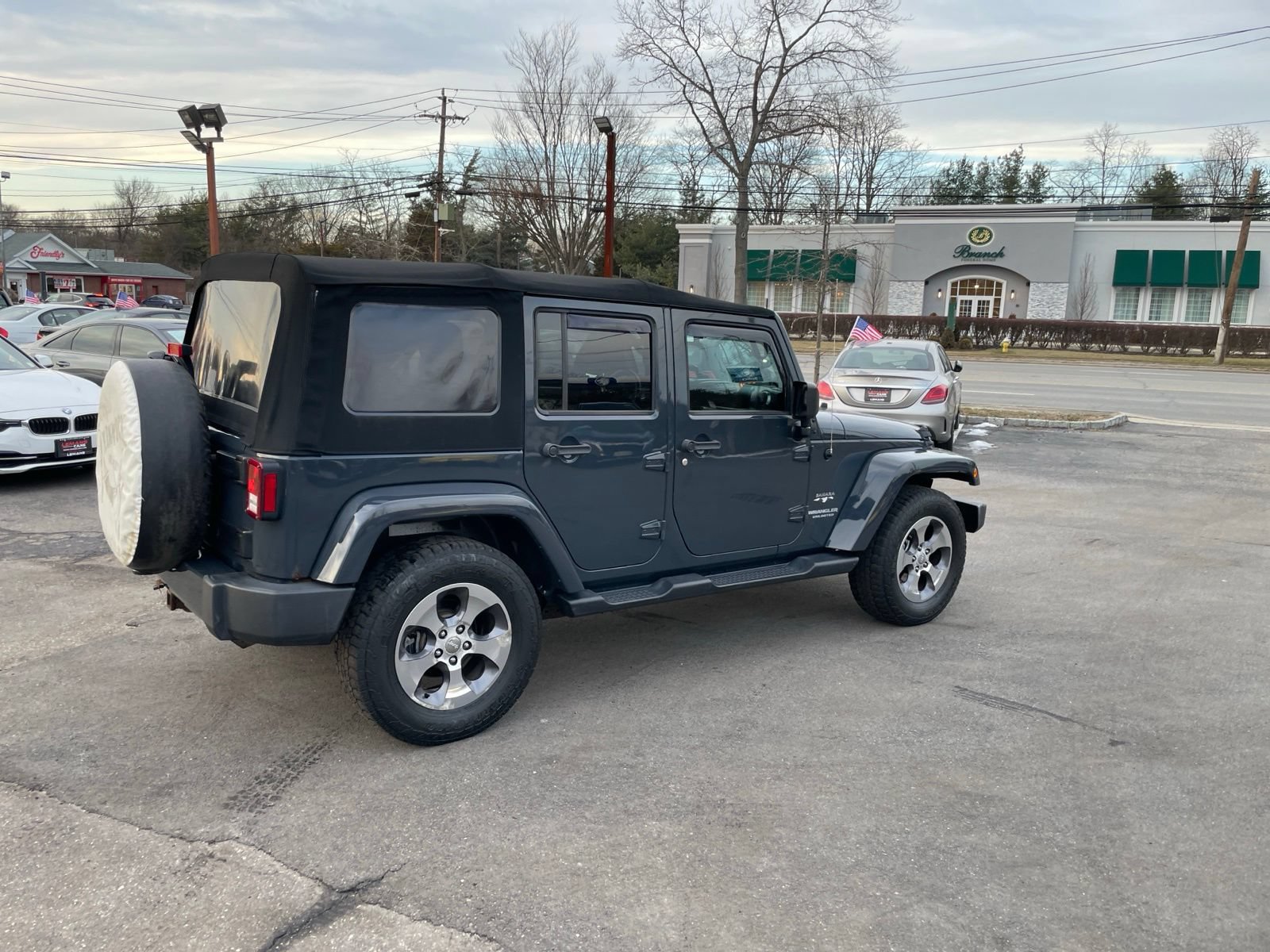 Used 2017 Jeep Wrangler Unlimited Sahara w/ Connectivity Group AWD/4WD image 27