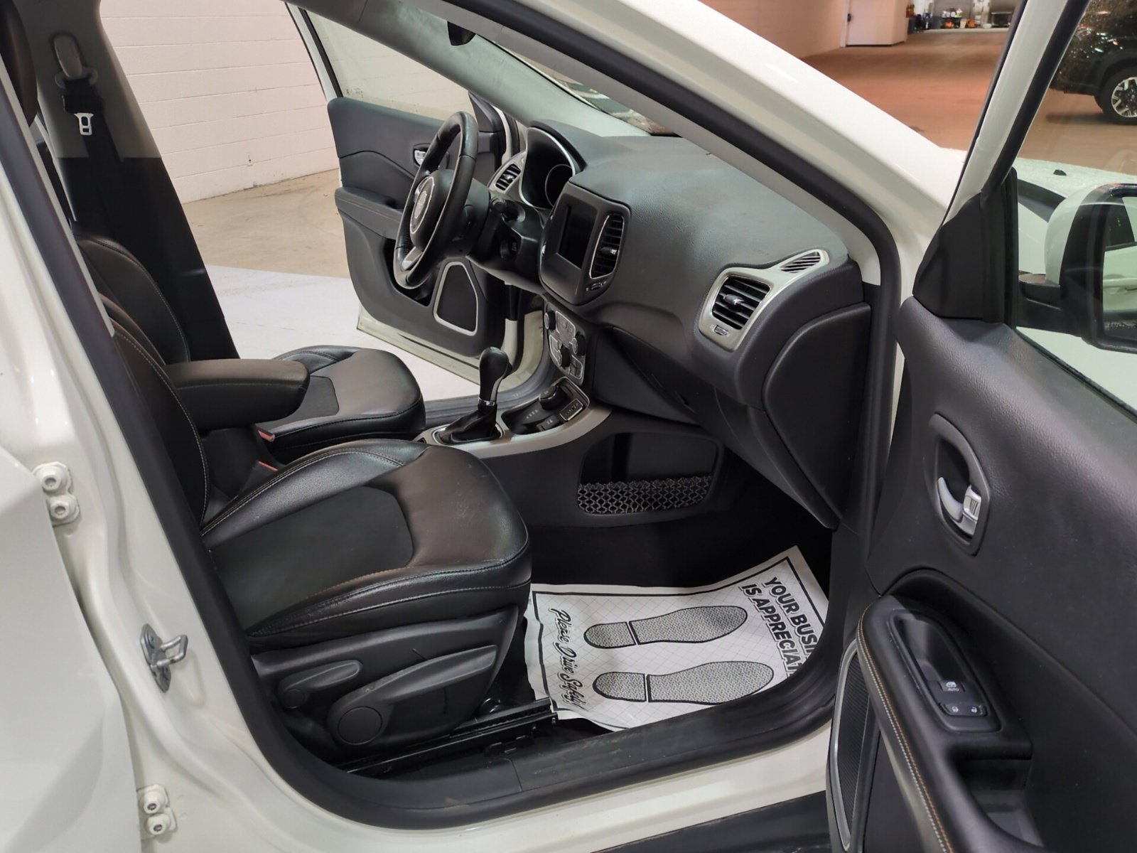 Used 2018 Jeep Compass Latitude w/ Popular Equipment Group AWD/4WD image 9