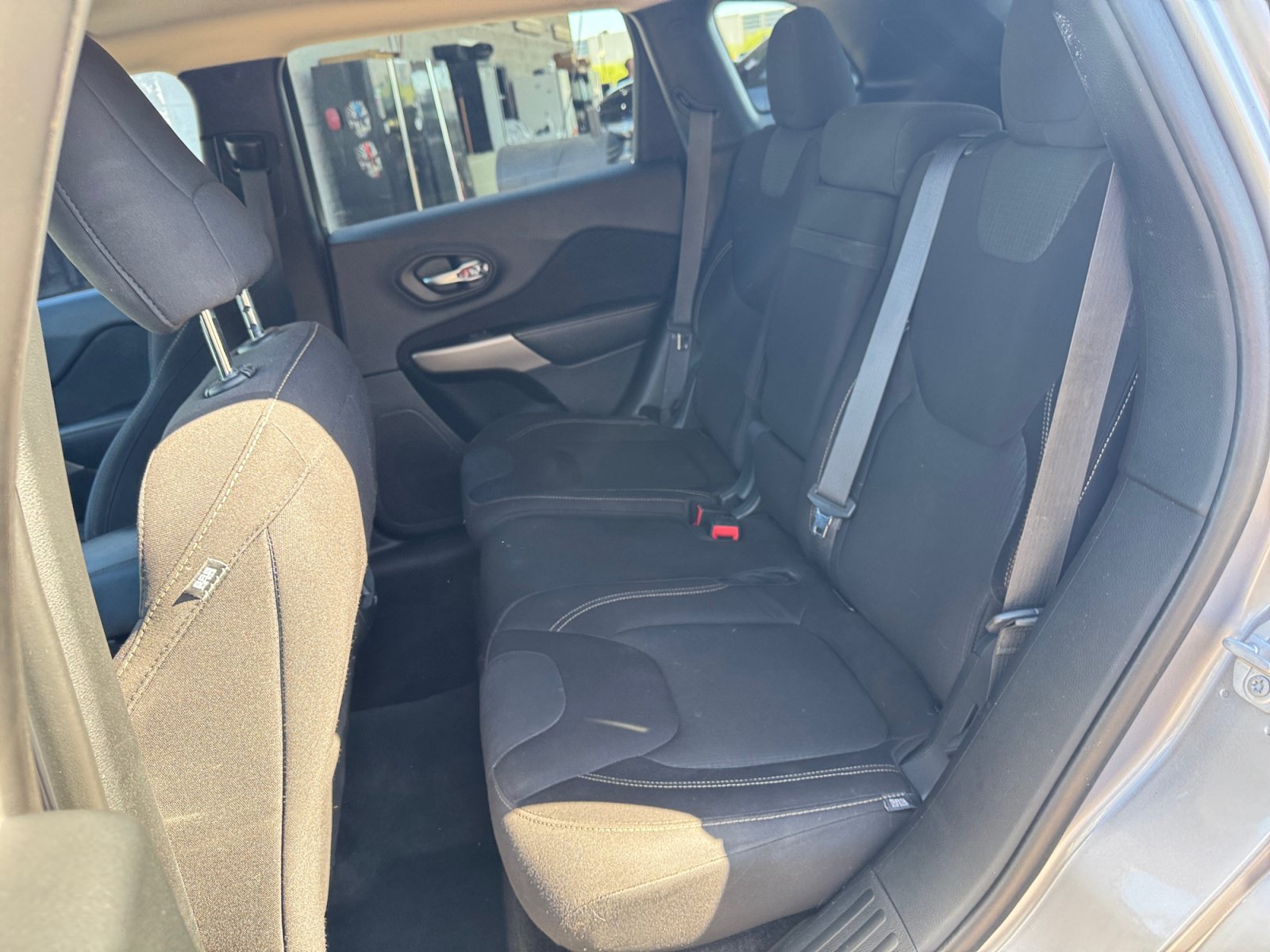 Used 2017 Jeep Cherokee Latitude w/ Comfort/Convenience Group FWD image 16