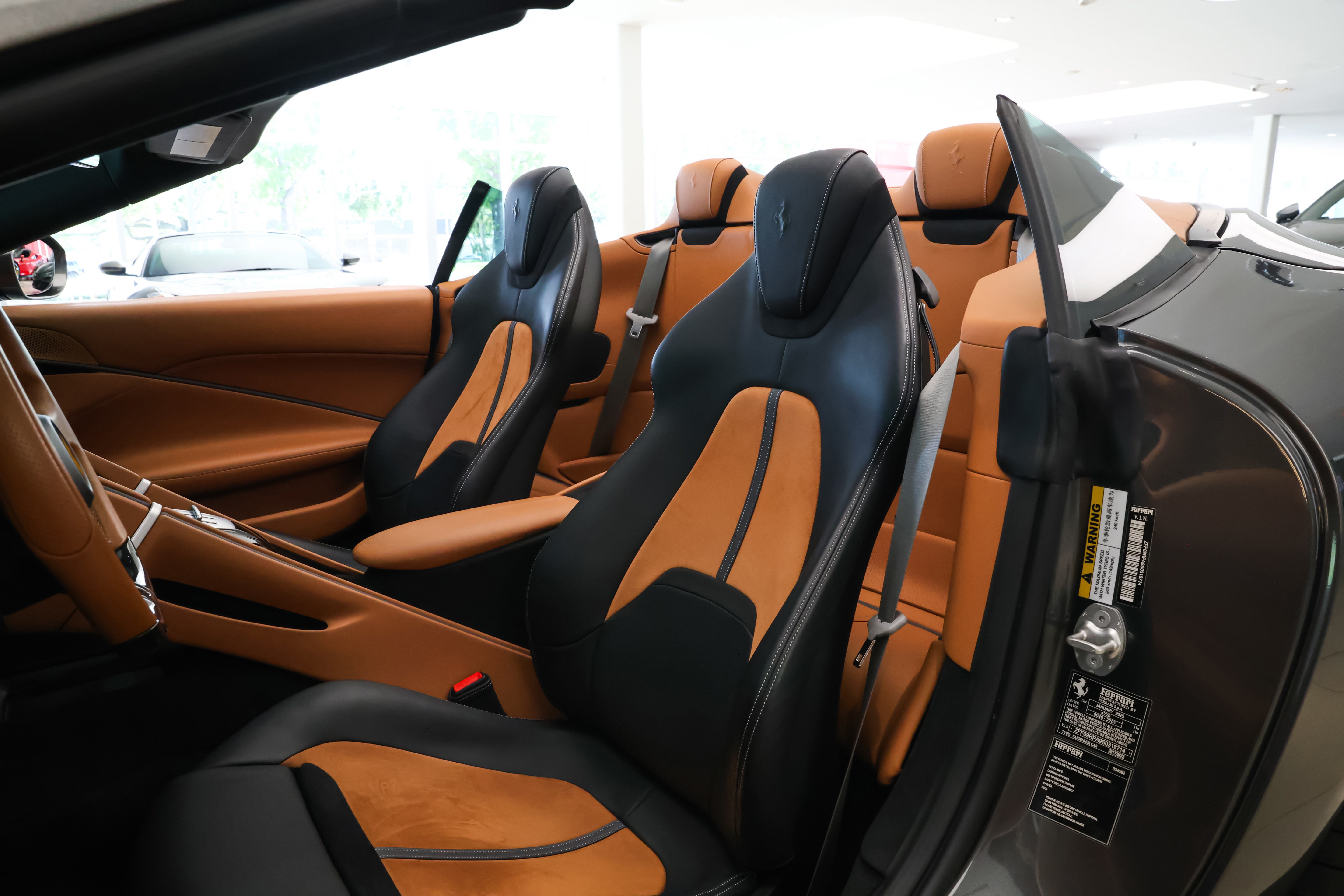 Used 2025 Ferrari Roma Spider RWD image 20