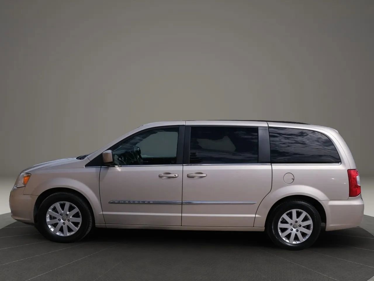 Used 2015 Chrysler Town & Country Touring image 2