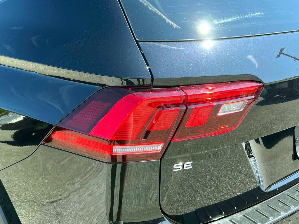 Used 2022 Volkswagen Tiguan SE R-Line image 9