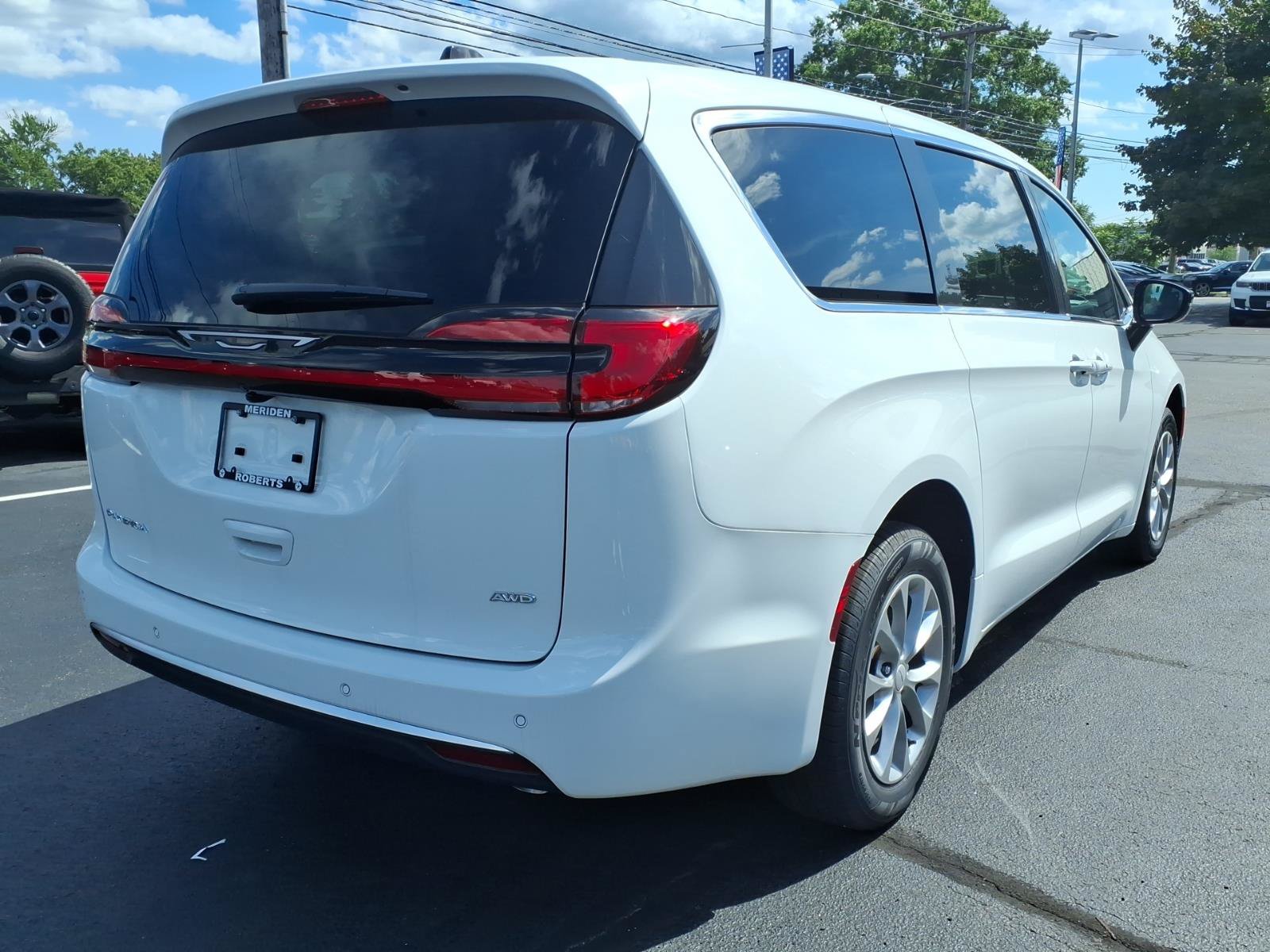 New 2027 Chrysler Pacifica Select AWD/4WD image 4