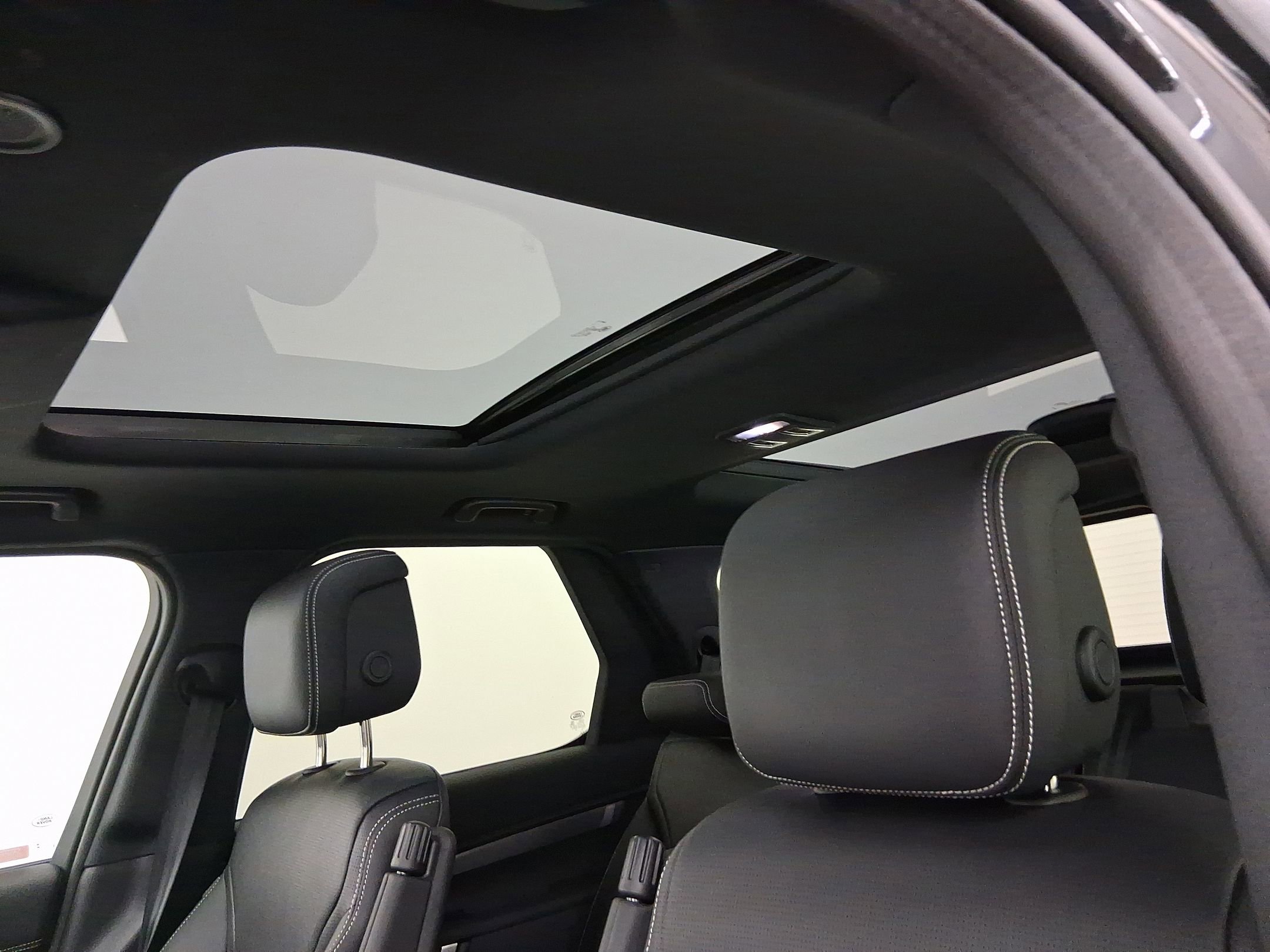 Used 2025 Land Rover Discovery Dynamic SE image 13