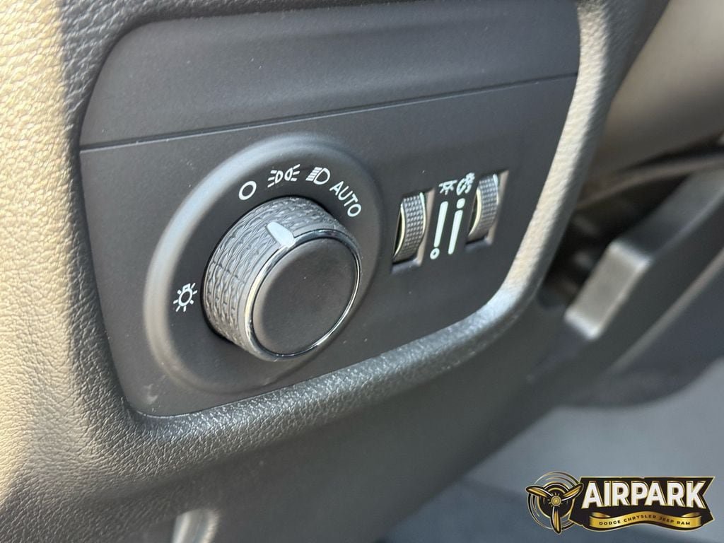 New 2025 Jeep Grand Cherokee Altitude AWD/4WD image 19