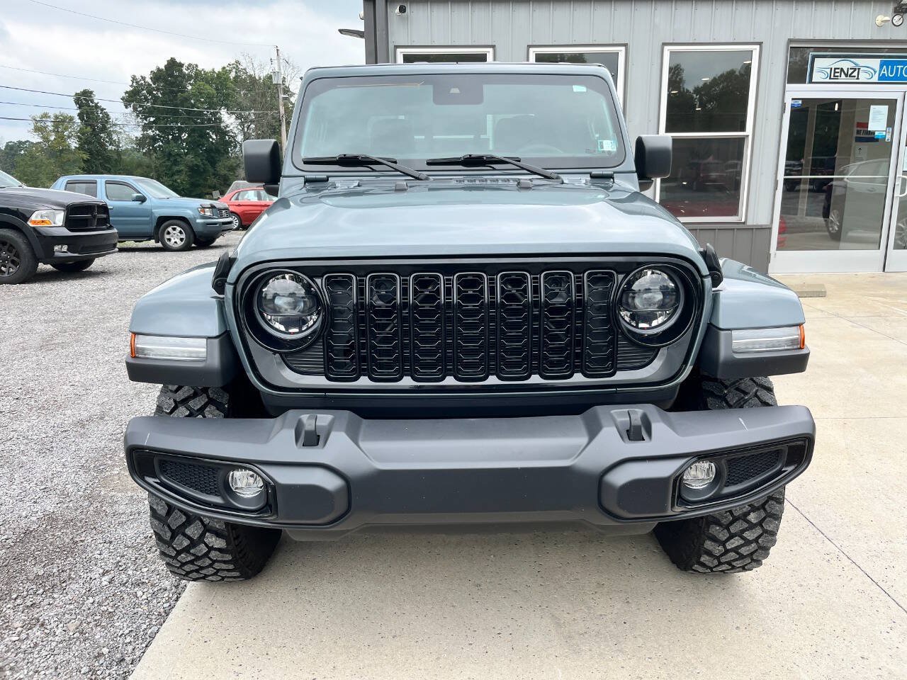 Used 2024 Jeep Gladiator Sport AWD/4WD image 2