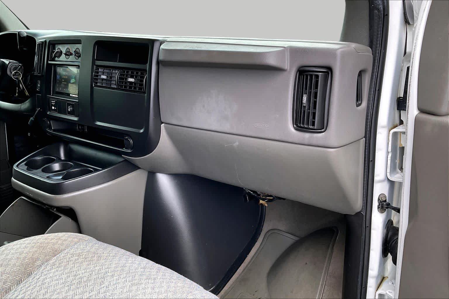 Used 2007 Chevrolet Express 3500 Extended Passenger w/ LT Preferred Equipment Group RWD image 16