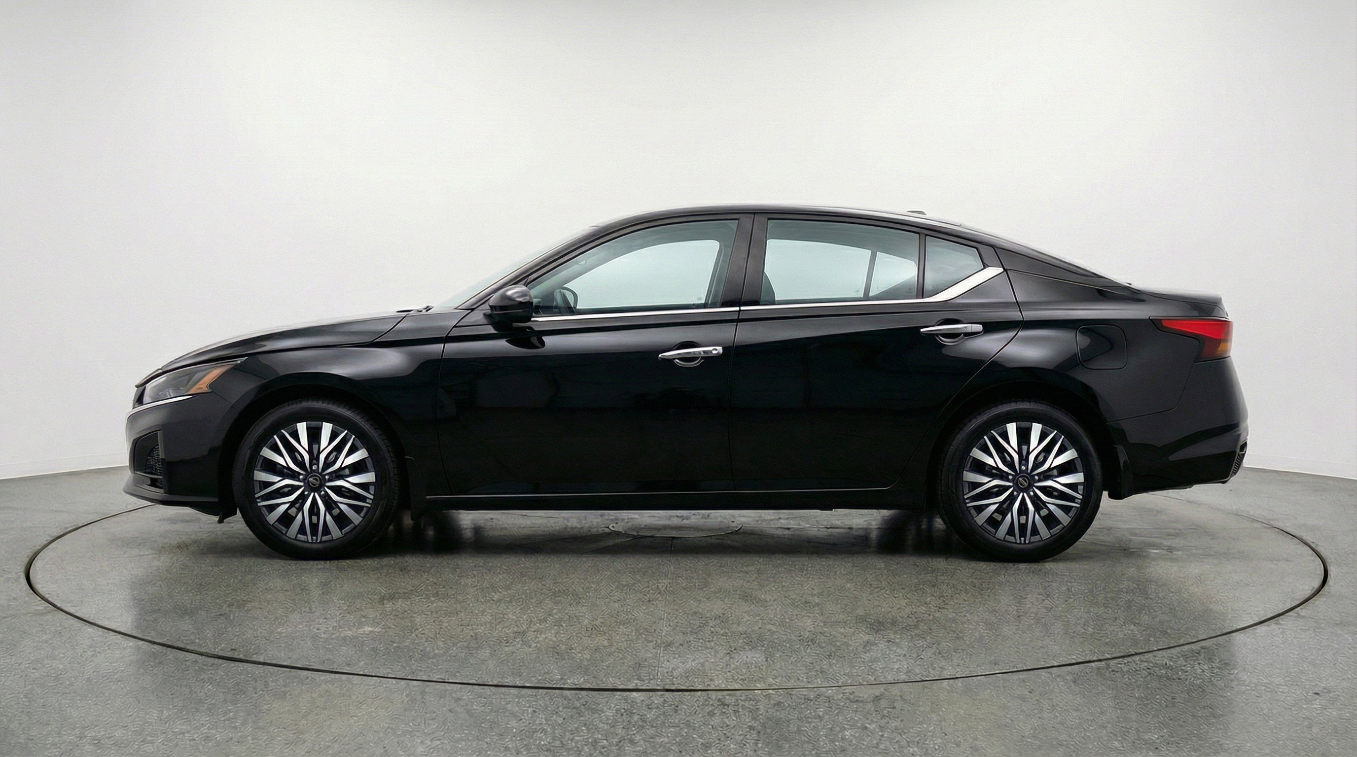 Used 2025 Nissan Altima 2.5 SV image 5