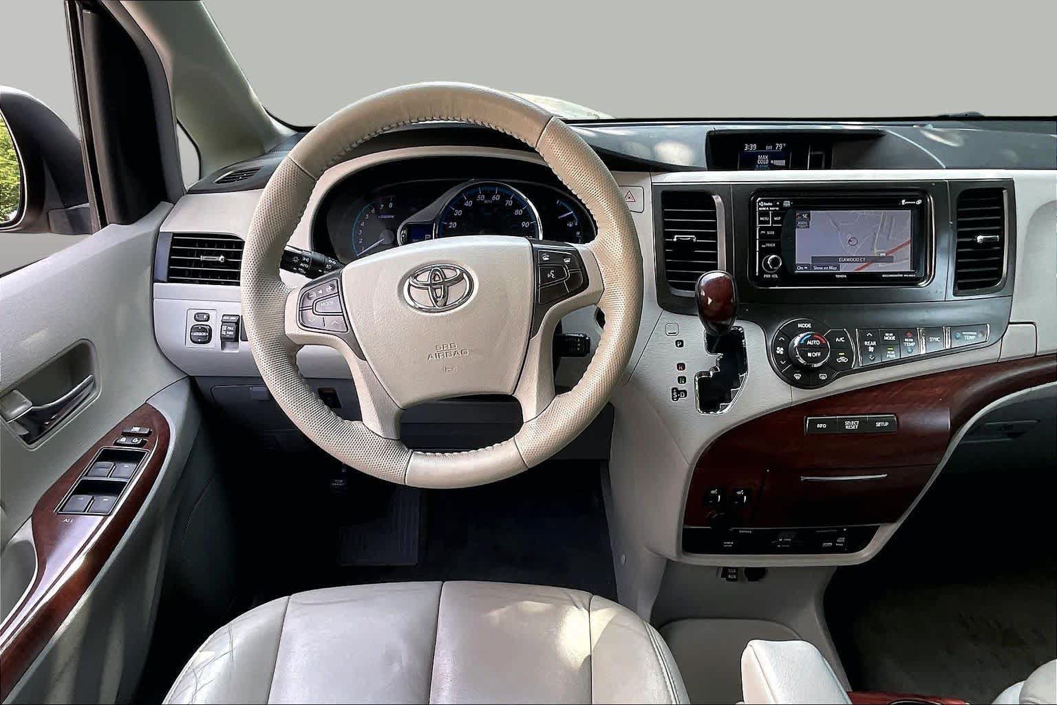 Used 2014 Toyota Sienna XLE w/ Entertainment Package FWD image 5