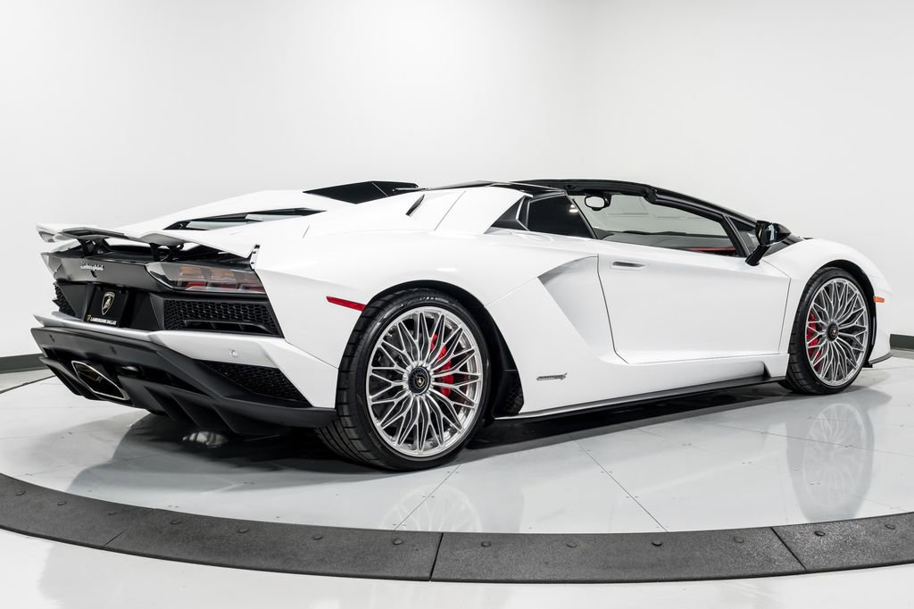 Used 2018 Lamborghini Aventador S image 3