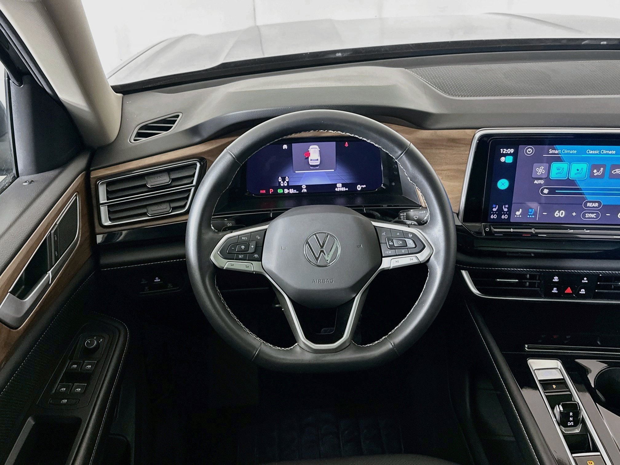 Used 2024 Volkswagen Atlas SE FWD image 18