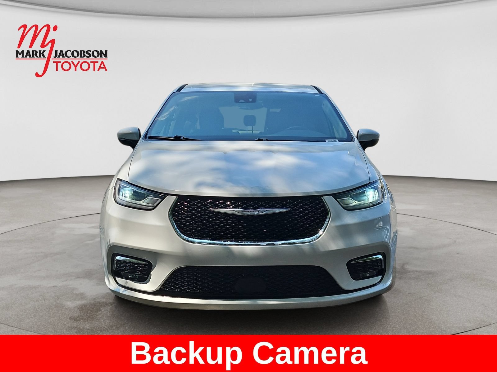 Used 2023 Chrysler Pacifica Touring-L FWD image 3