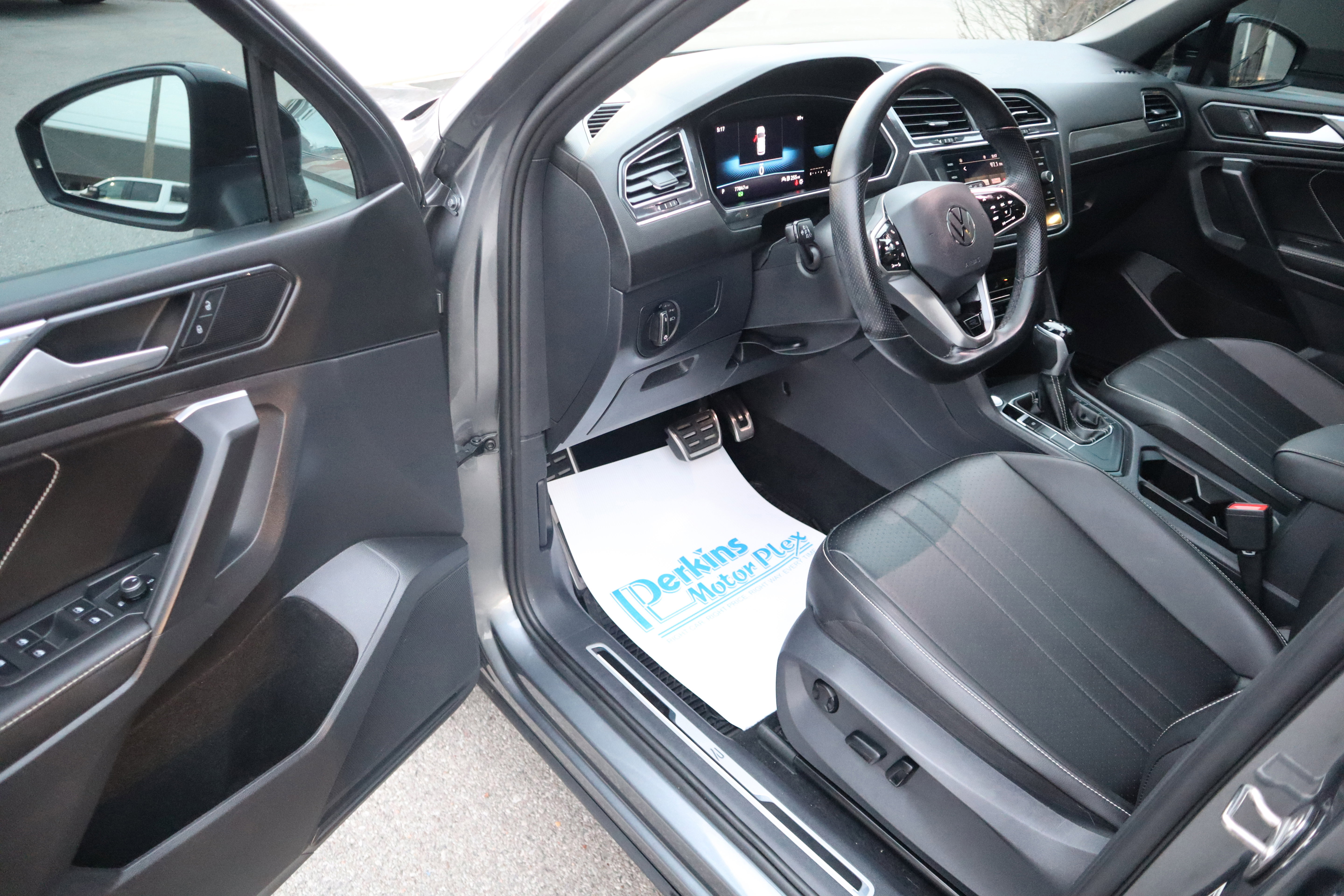 Used 2023 Volkswagen Tiguan SE R-Line image 3