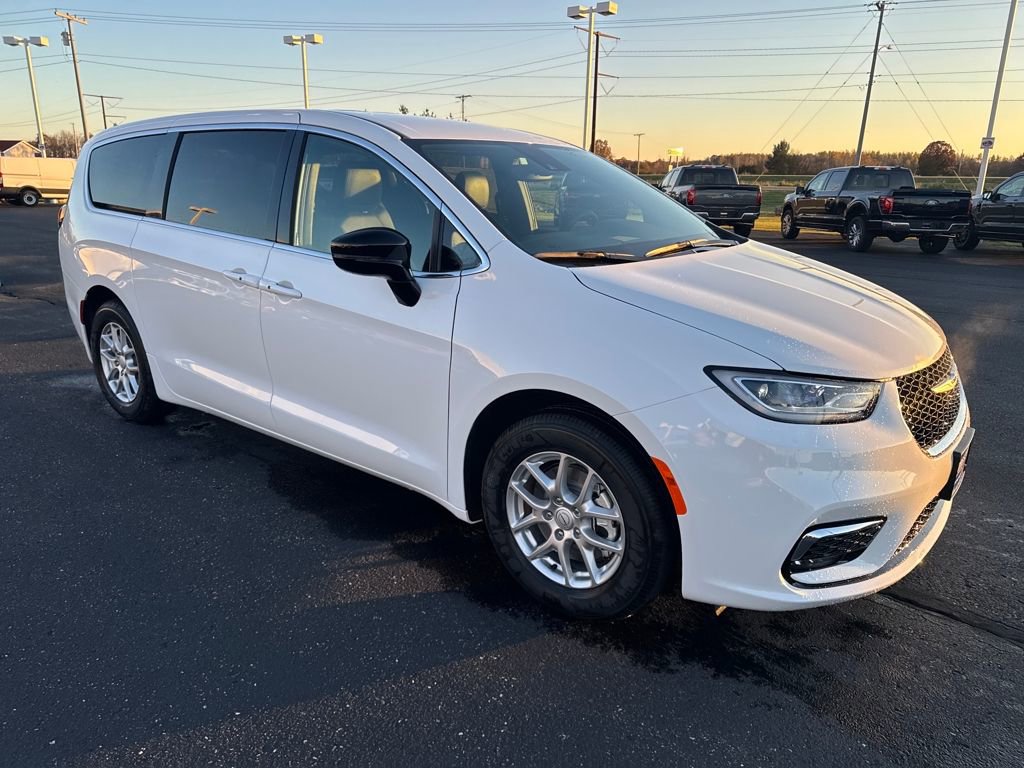 New 2026 Chrysler Pacifica Select image 7