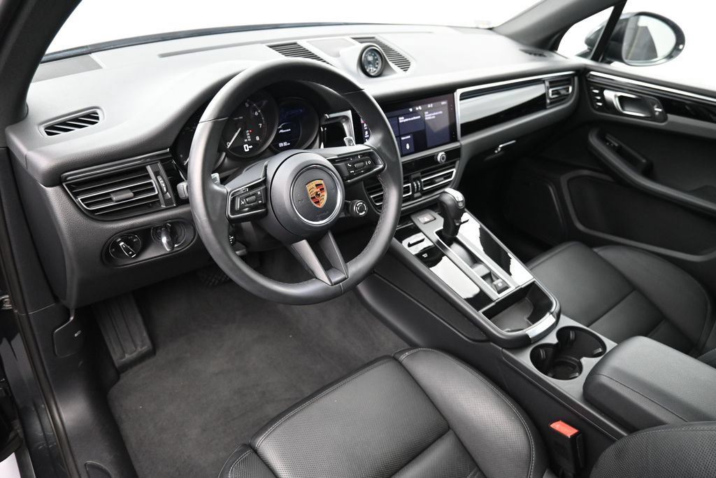 Certified 2026 Porsche Macan AWD/4WD image 4
