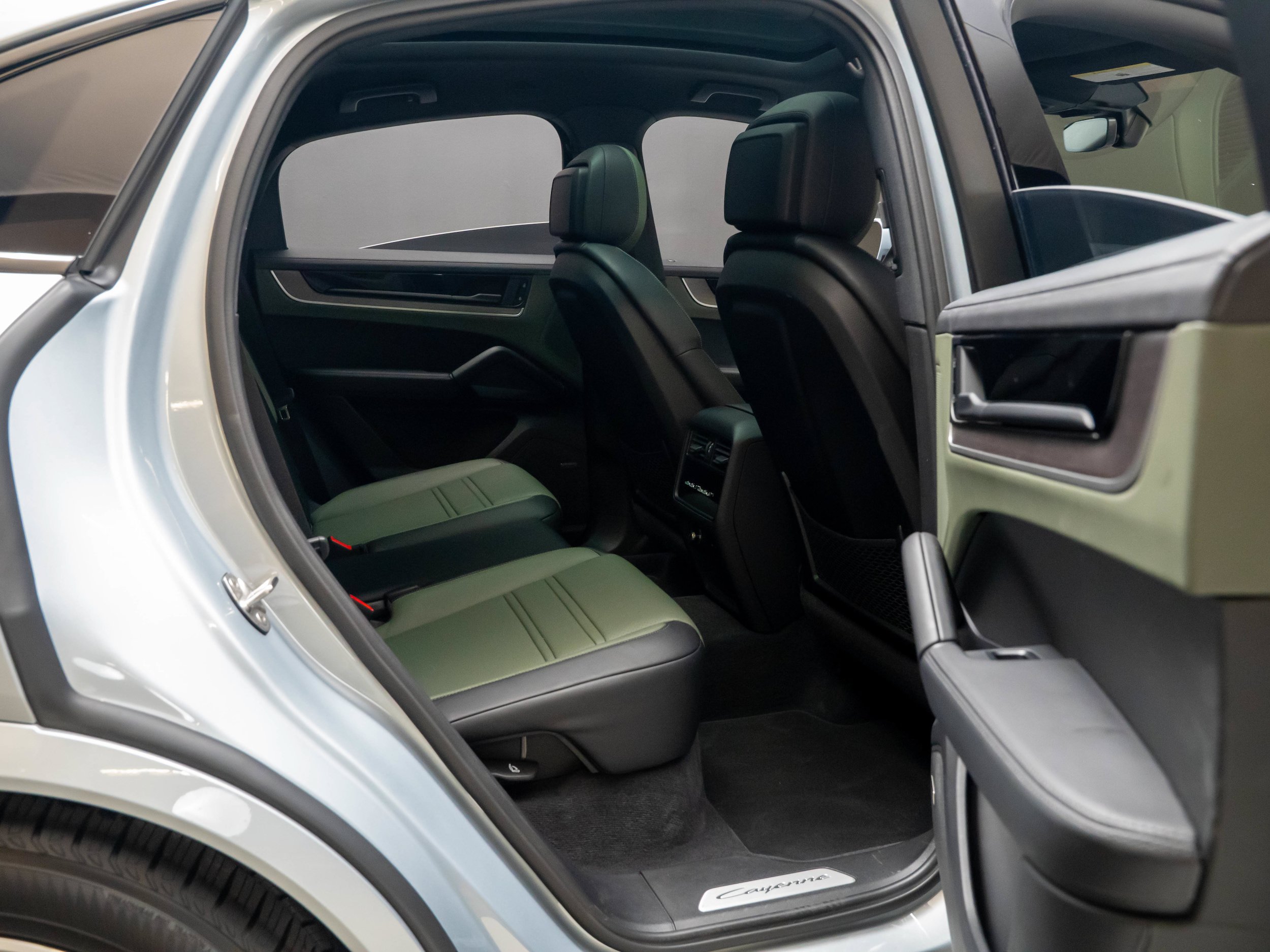 Certified 2024 Porsche Cayenne Coupe AWD/4WD image 35