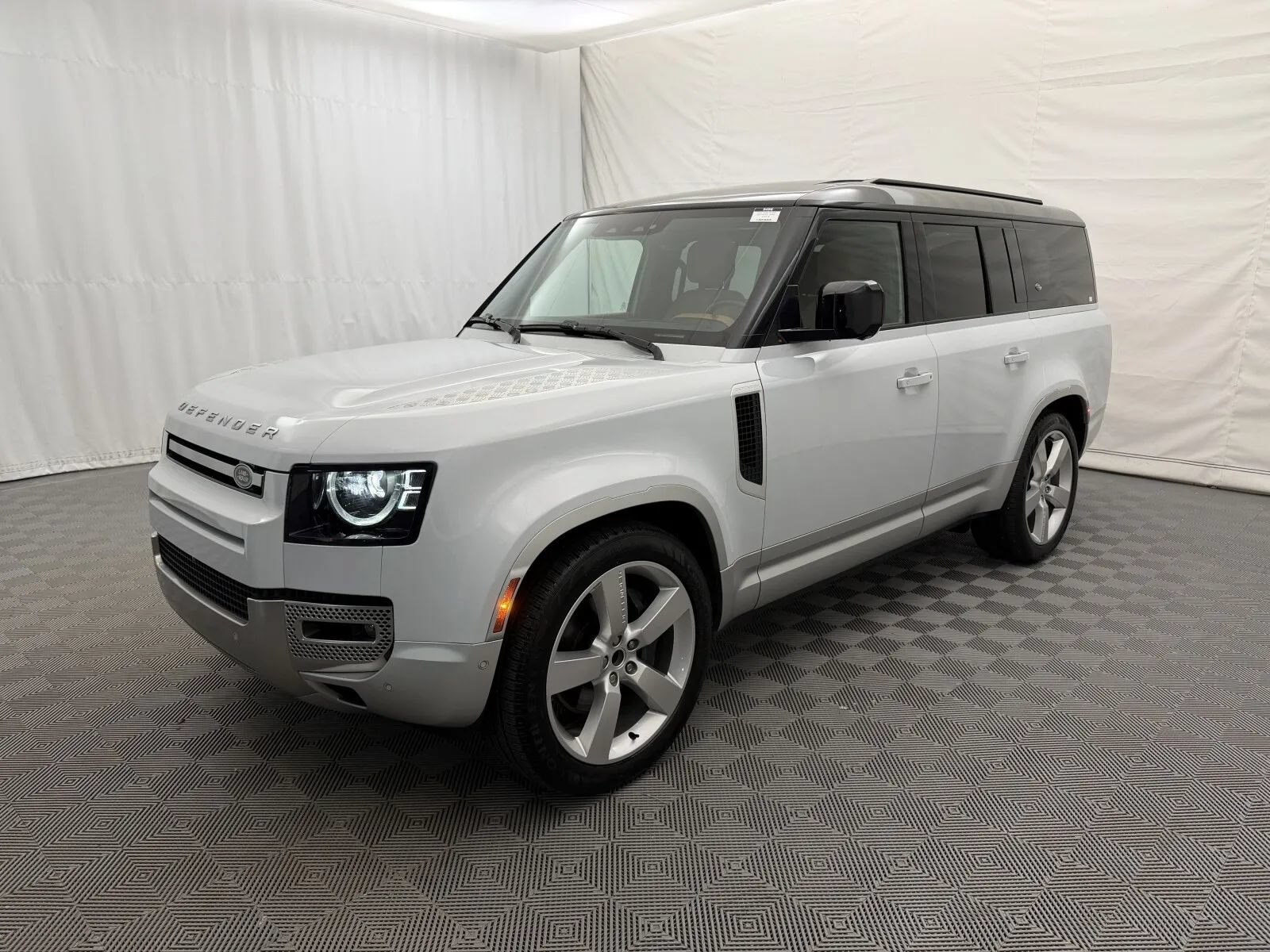 Used 2023 Land Rover Defender 130 SE AWD/4WD image 2