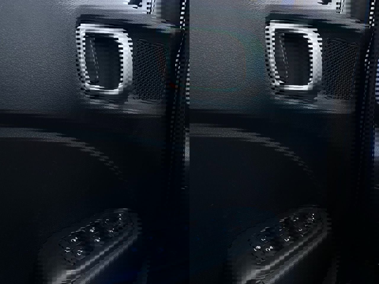 Used 2025 Hyundai Venue SEL image 21