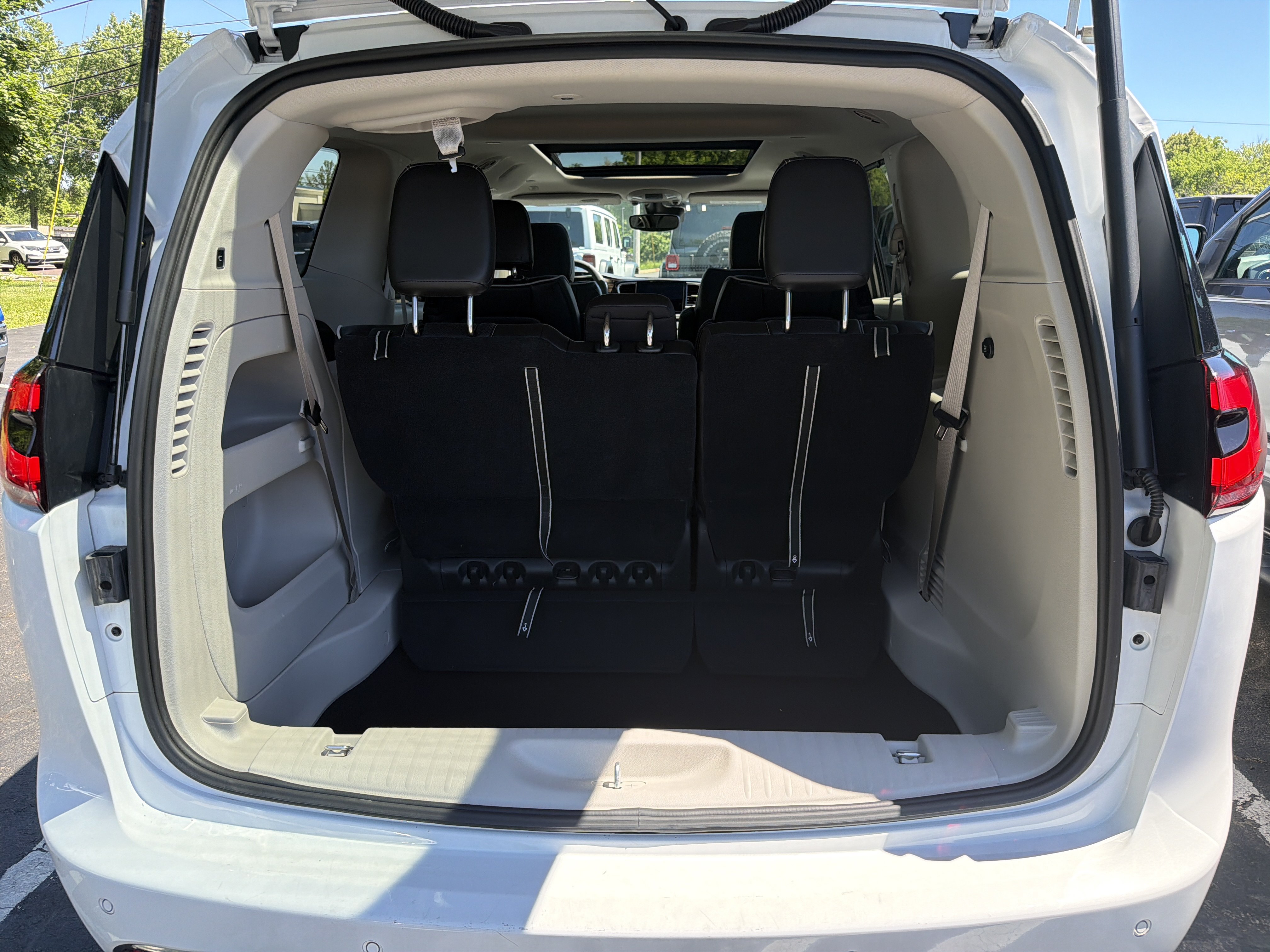 Used 2023 Chrysler Pacifica Limited FWD image 9