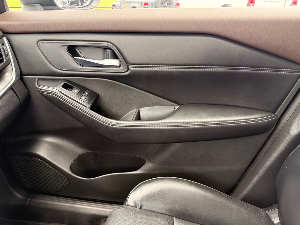 Used 2023 Nissan Rogue SV w/ SV Premium B Package FWD image 40