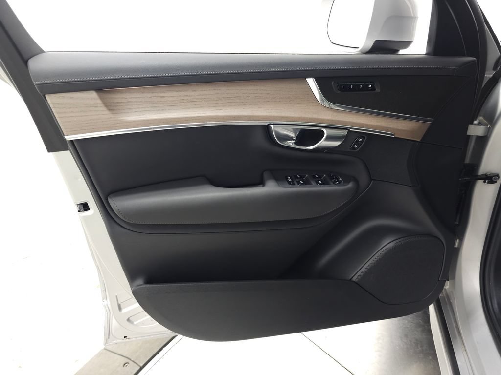 Certified 2025 Volvo XC90 B5 Plus AWD/4WD image 15