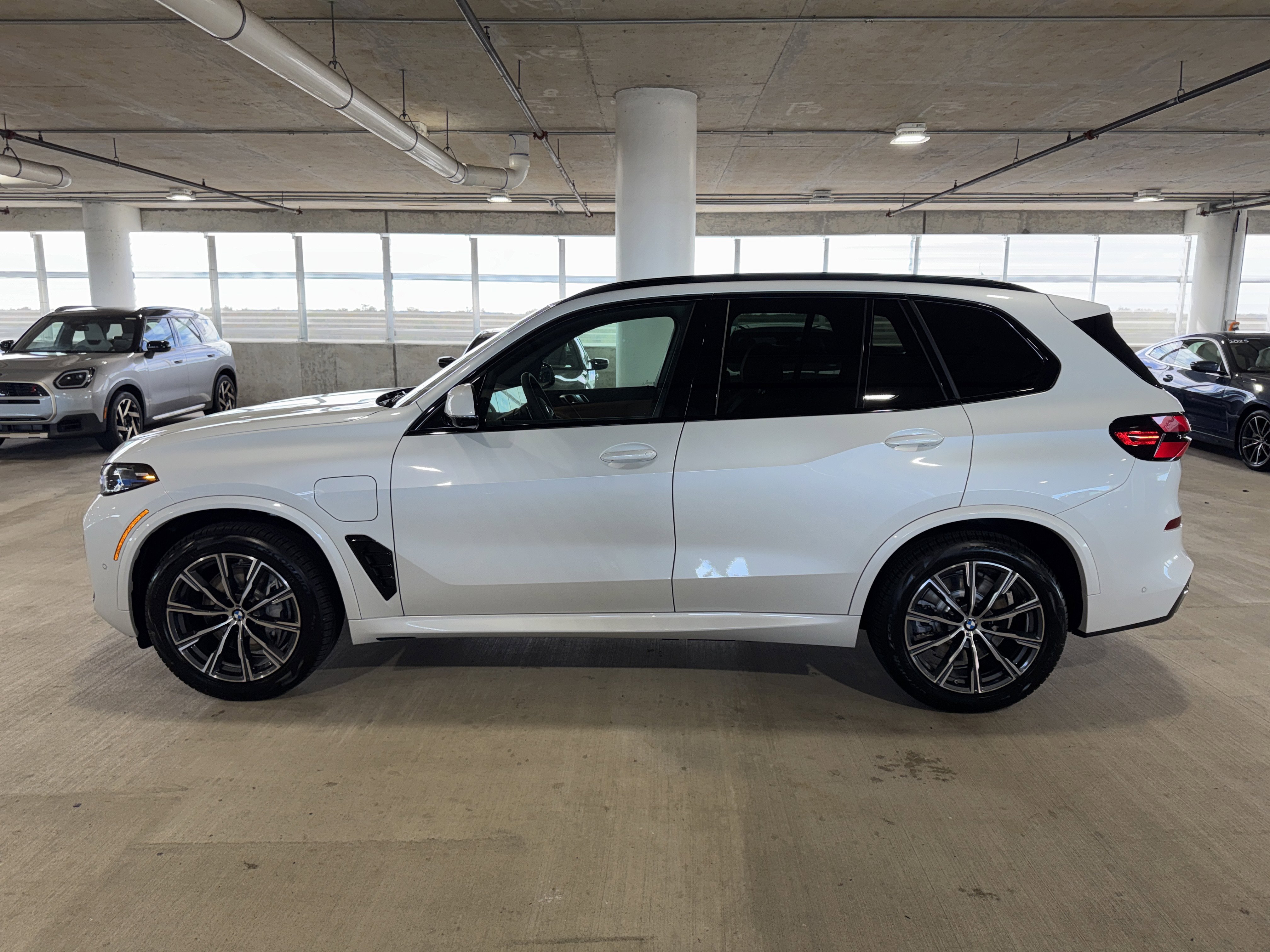 New 2026 BMW X5 xDrive50e w/ M Sport Package image 4