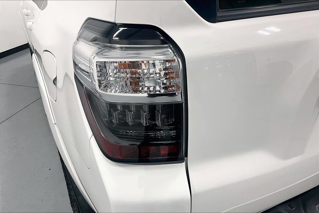 Used 2019 Toyota 4Runner TRD Off-Road Premium AWD/4WD image 32