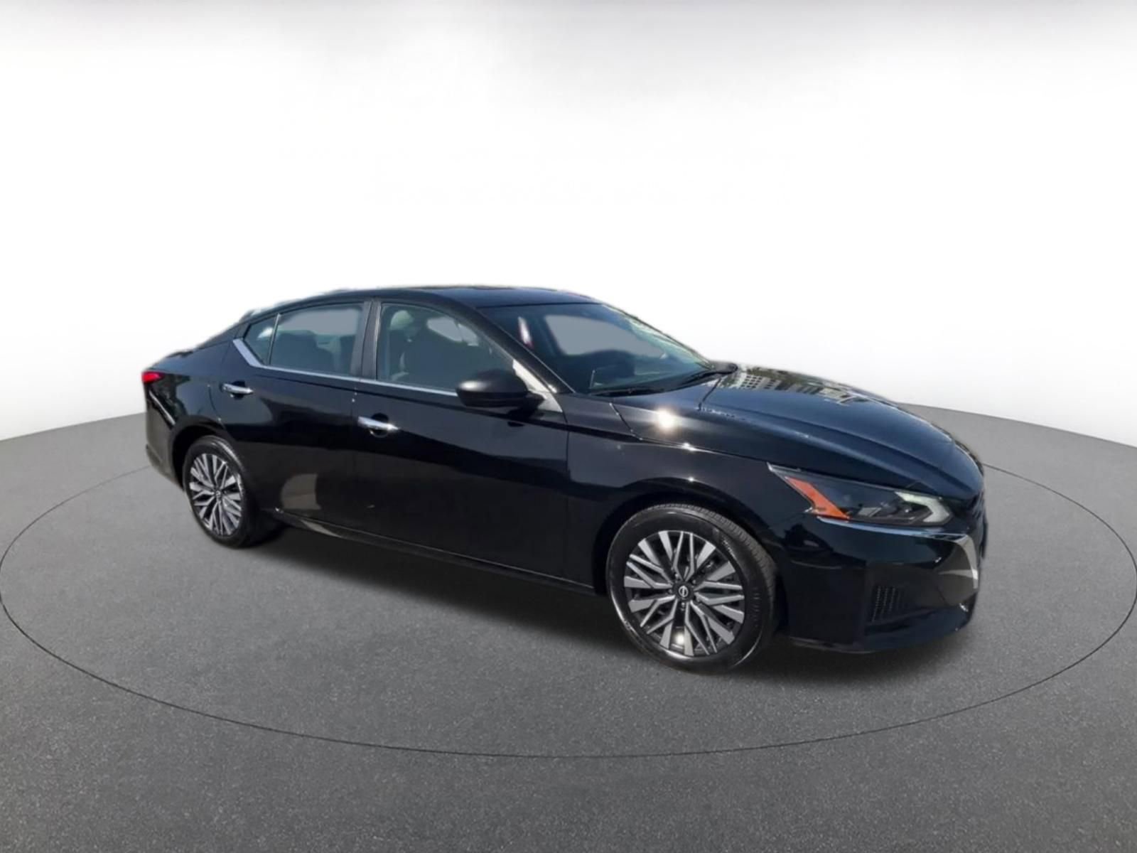 Used 2025 Nissan Altima 2.5 SV image 2