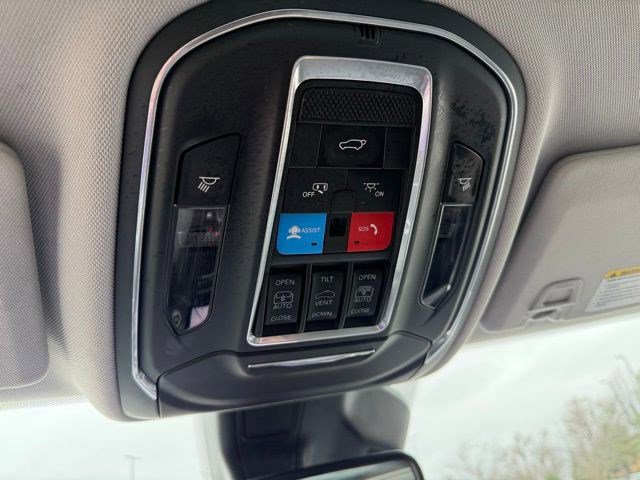 Used 2022 Jeep Grand Cherokee Limited AWD/4WD image 32